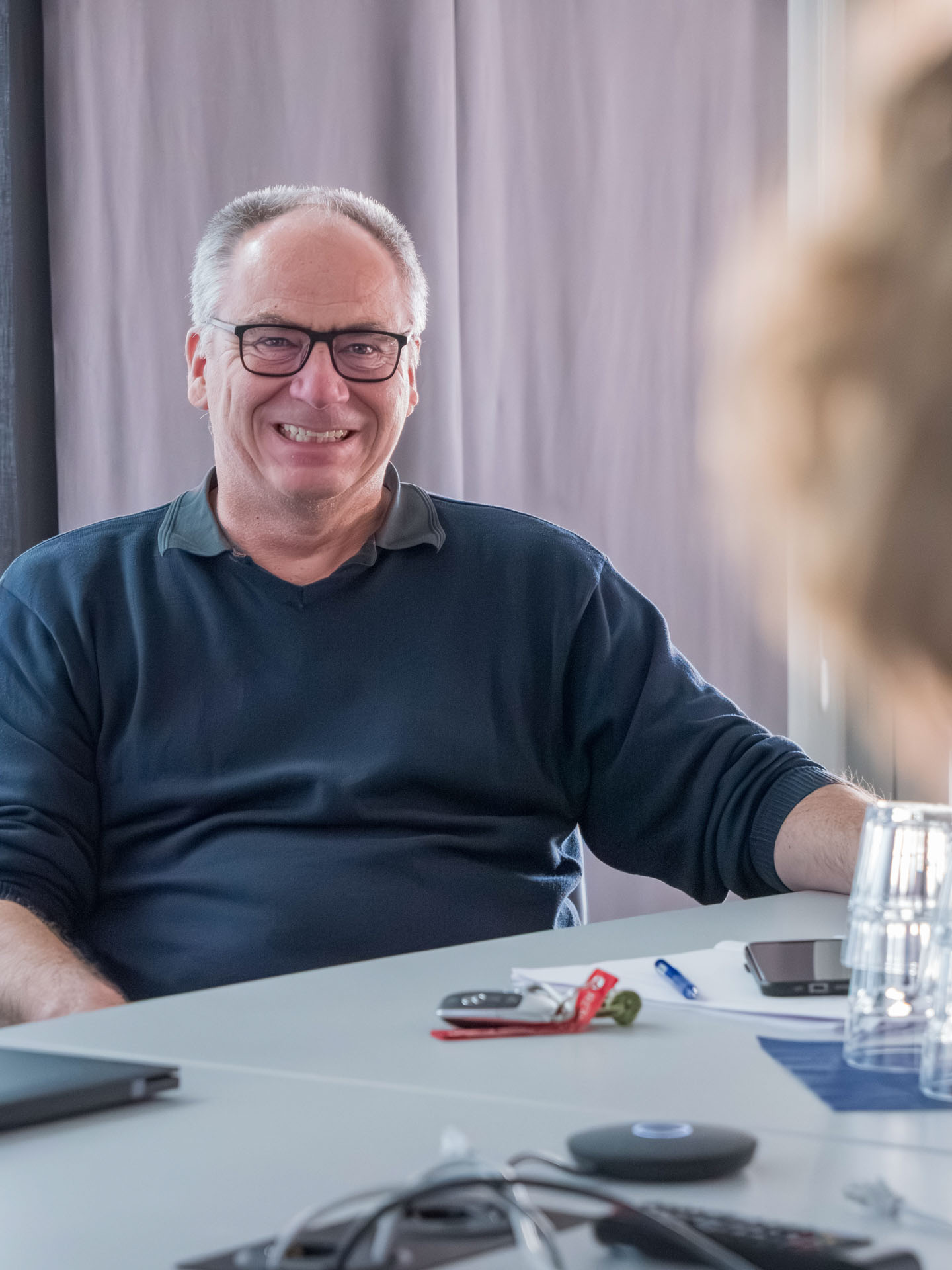 Christian Müller (CEO und Gründer der Predixxion - WSO GmbH) disktuiert während der Abschlusspräsentation durch KI.SH die Ergebnisse der Machbarkeitsstudie.